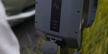 電気自動車の充電ステーションにおける<br> 当社のスレッドローリングファスナー